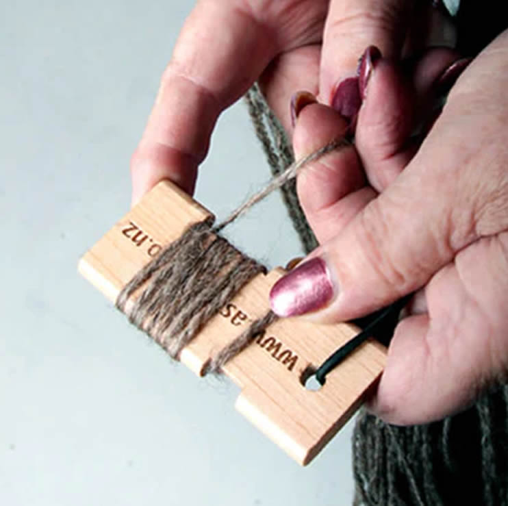 How to use a yarn gauge