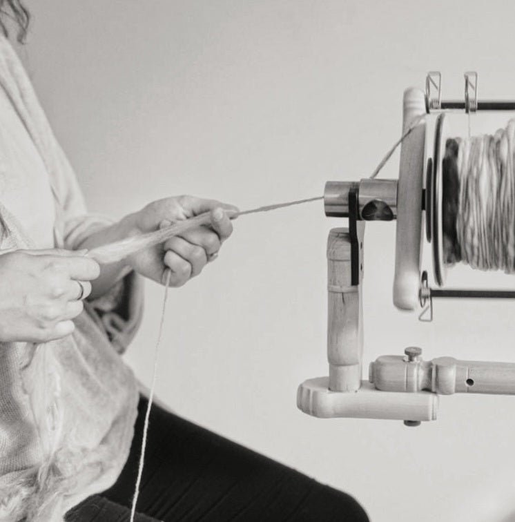Draft &amp; twist wool fibre into yarn using a spinning wheel or drop spindle