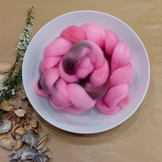 Hand dyed wool fibre